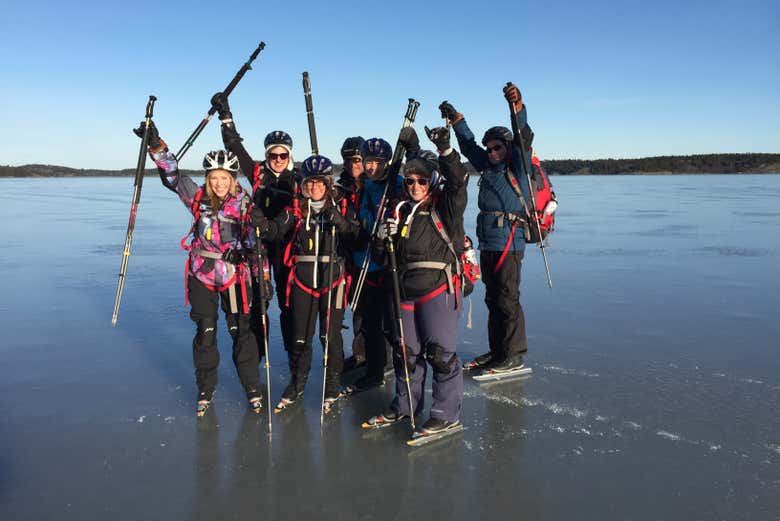 Grupo patinando sobre o lago gelado