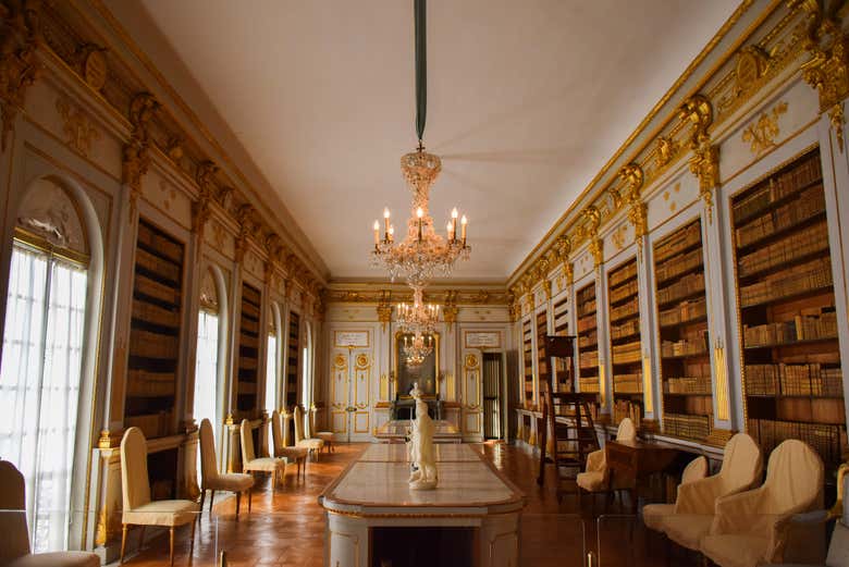 Um dos luxuosos salões do palácio de Drottningholm