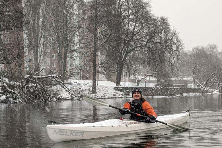 Remando em um caiaque no lago Mälaren